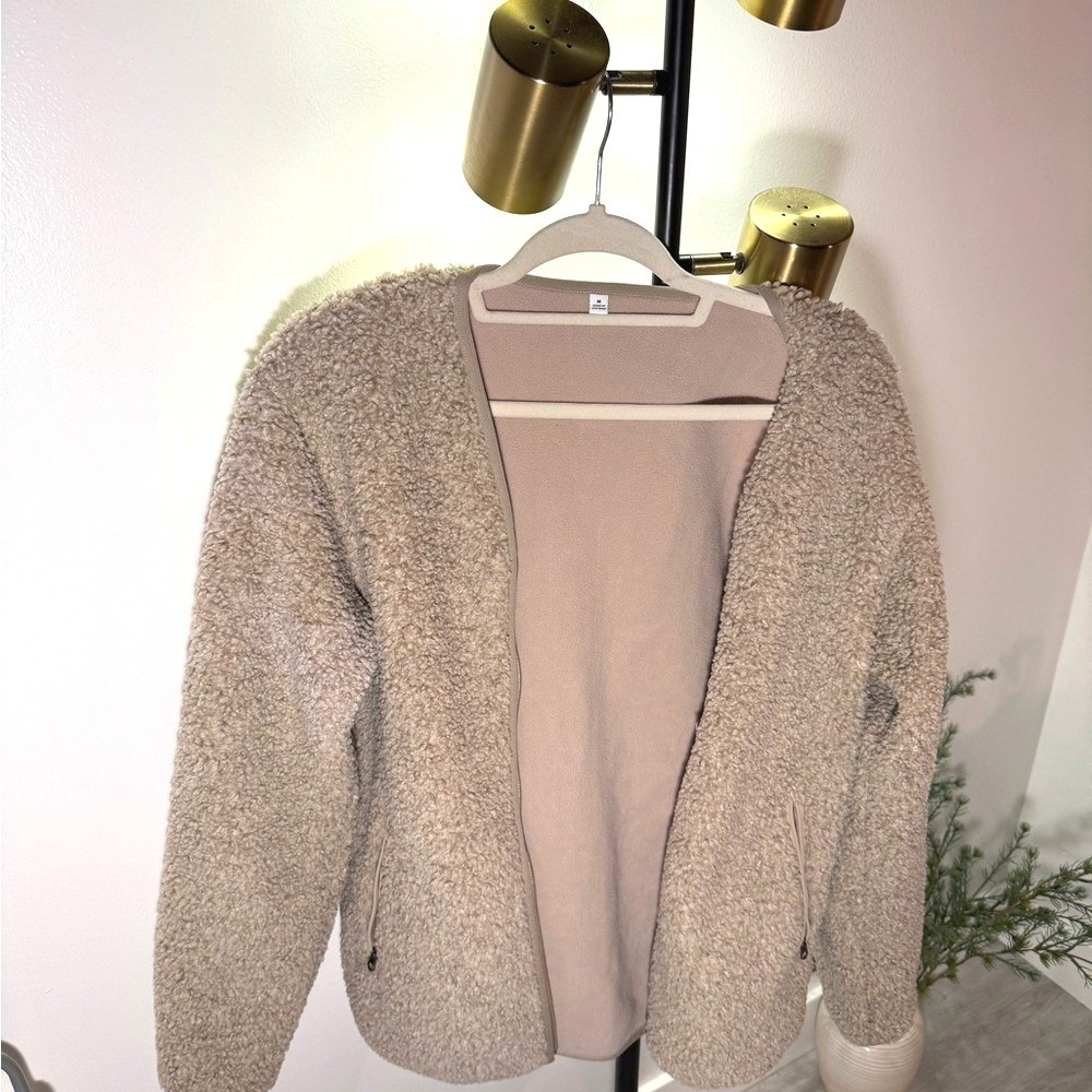 Uniqlo fleece lined sherpa coat m zip tan pockets neutral cool weather cozy guc